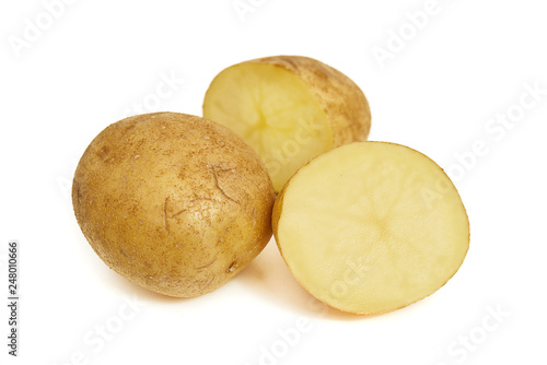 Ziemniaki na białym tle