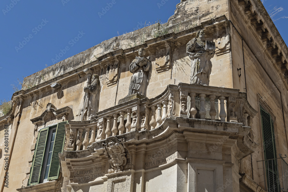 Italia Pulia Lecce particolare angolo piazza Duomo Italia Pulia Lecce particolare angolo piazza Duomo