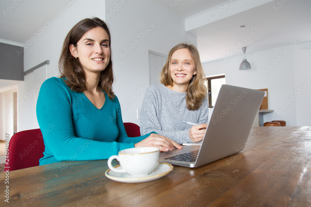 Expert teaching customer to use new software product Expert teaching customer to use new software product