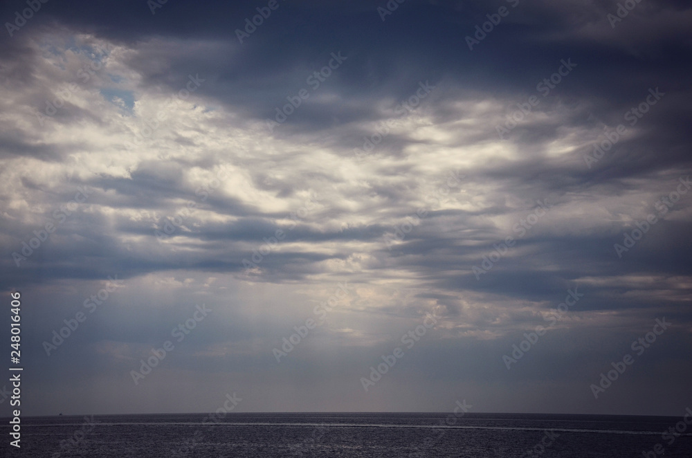 Dunkle Wolken am Horizont auf dem Meer