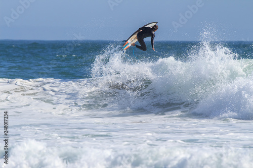 Manobra de surfista na praia de Carcavelos Portugal © moedas1