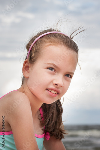 Uśmiechnięta dziewczynka na plaży