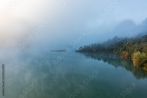 Niebla sobre el agua del pantano un día de otoño