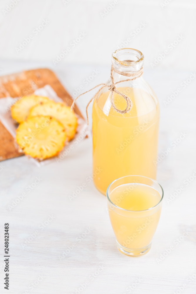 Ananassaft in der Flasche Ananassaft in der Flasche