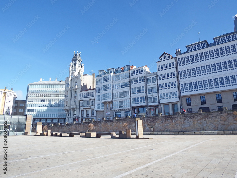 Edificios con grandes cristaleras tipicas de la ciudad de La Coruña