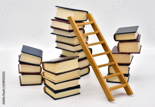 Escalera entre pilas de libros