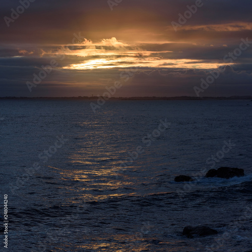 Sonnenuntergang vor wolkigem Himmel   ber dem Meer