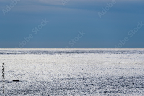 Dunkle blaue Wolken   ber dem Atlantik in der Bretagne