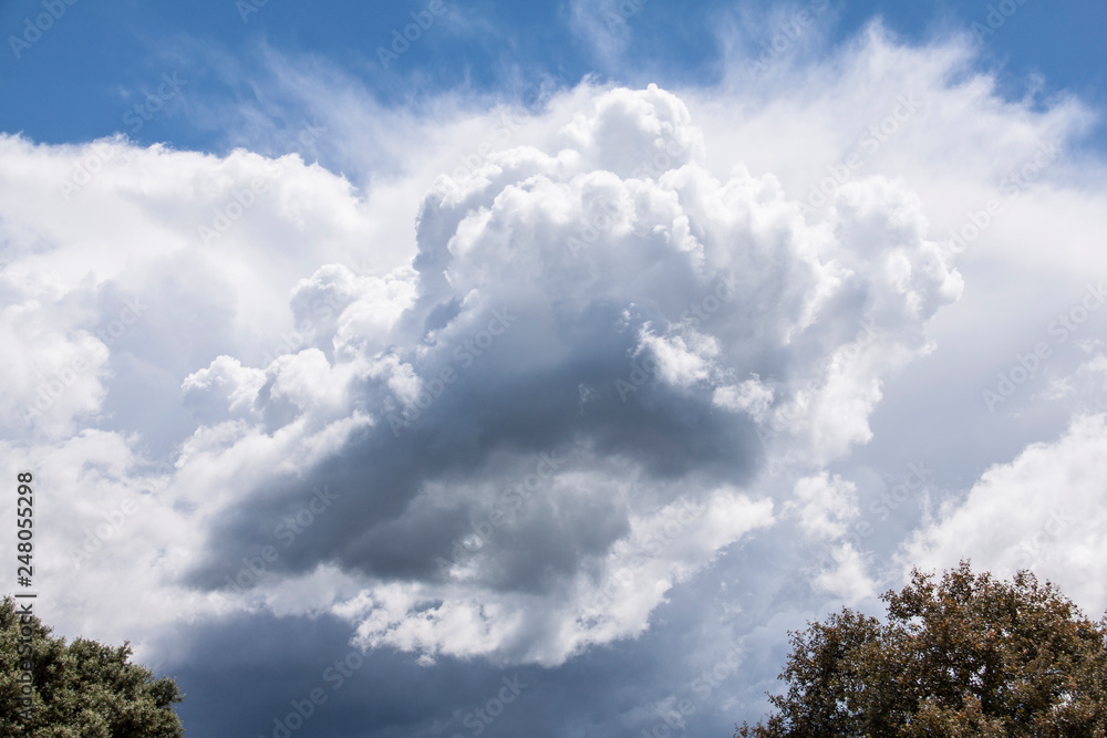 Cielo dramatico con nube grande