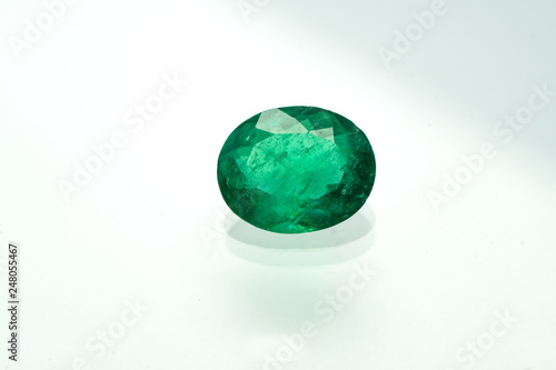 esmeraldas gigantes cristales emerald gemstone gemas piedras preciosas diamantes verdes granate zafiro rubí 