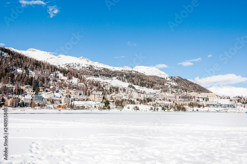St. Moritz, Dorf, St. Moritzersee, Corviglia, Alpen, Oberengadin, Winter, Wintersport, Graubünden, Schweiz © bill_17