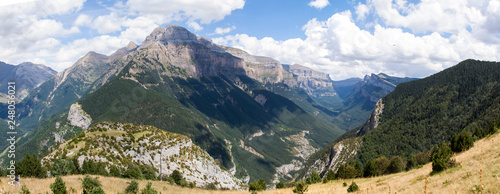 Vistas al valle de Ordesa desde Monte El Cebollar  en Huesca  Pirineos. Ruta a pie por Pirineos