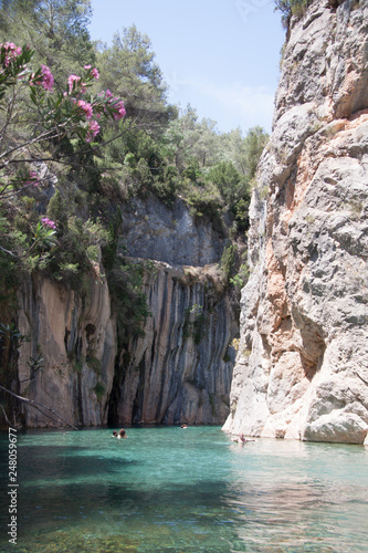 Los baños de Montanejos, agua cristalina en las aguas termales de Montanejos, Valencia, España