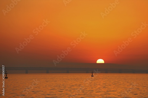 関空連絡橋に沈む夕日