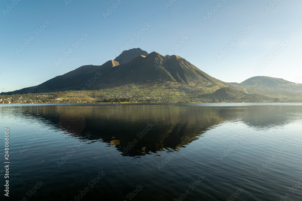 Cerro reflejado en lago