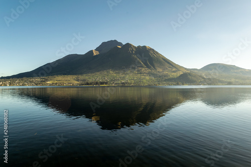 Cerro reflejado en lago