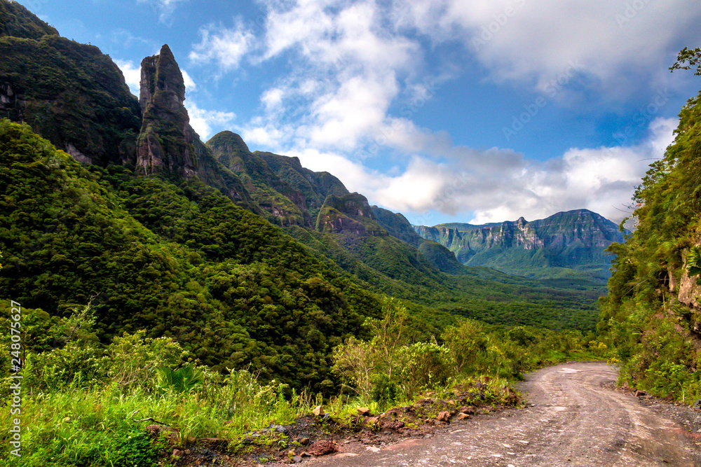 View of the walls of the Serra Geral, with the Canyon do Espraiado in the background, and vast forest, Serra do Corvo Branco, Grao Para, Santa Catatarina, Brazil