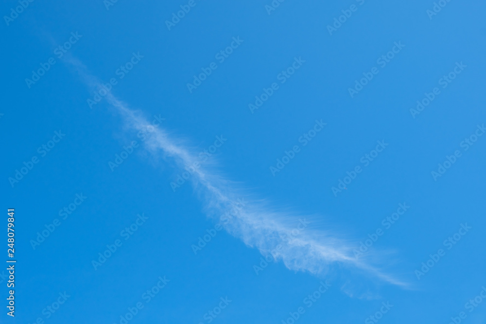 【写真素材】 青空 空 雲 飛行機雲 冬の空 背景 背景素材 1月 コピースペース 【写真素材】 青空 空 雲 飛行機雲 冬の空 背景 背景素材 1月 コピースペース