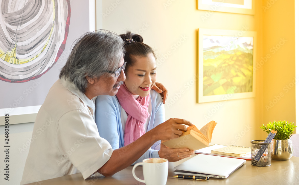 Senior couples studying the use of laptop. concept Senior couples use of laptop for digital online. Senior couples studying the use of laptop. concept Senior couples use of laptop for digital online.