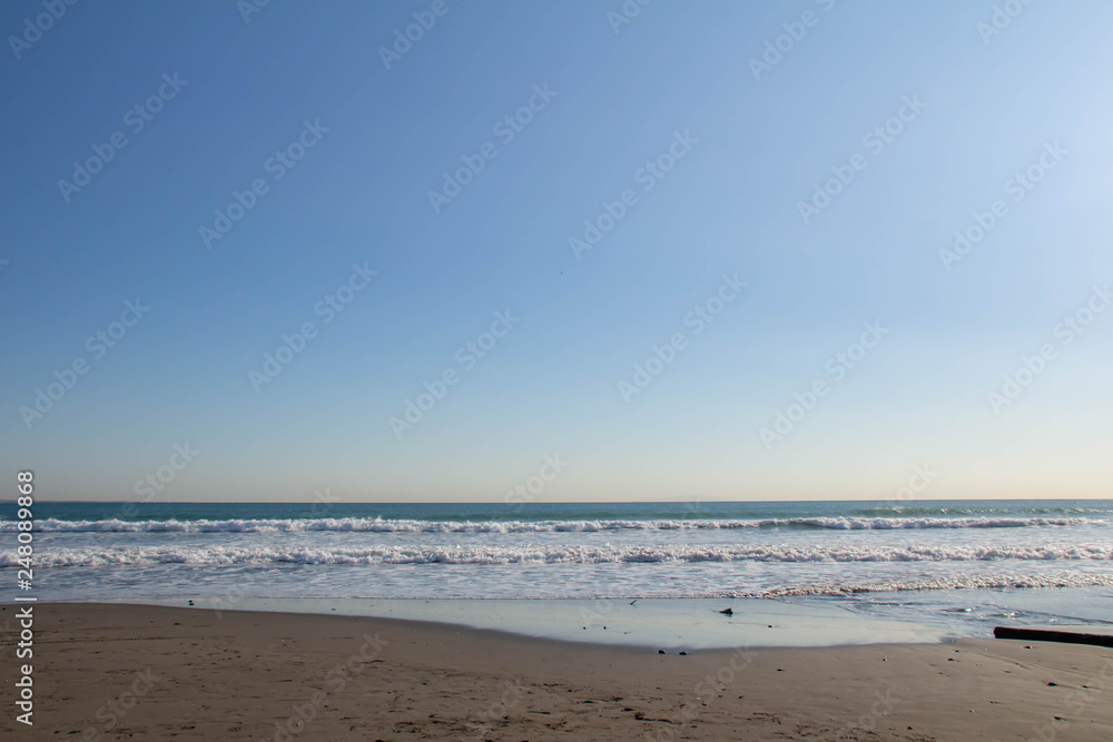 波が打ち寄せる砂浜