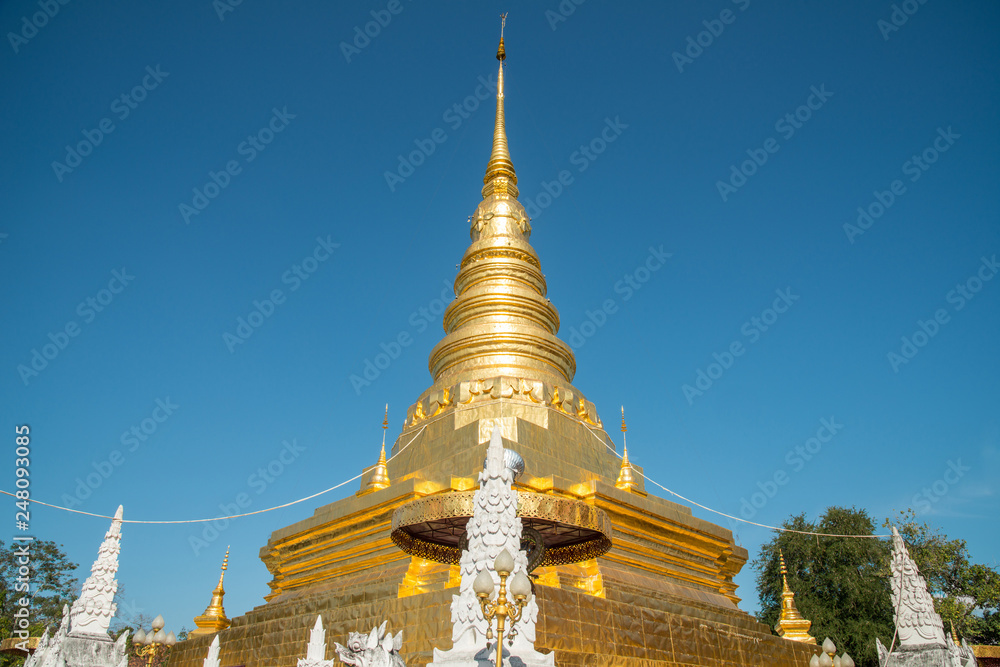 Fototapeta premium Wat Phra That Chae Haeng an iconic famous temple in Nan the Northern province in the Northern Thailand. The gilded chedi that contains a relic of the Buddha.