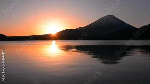 Wallpaper Mural 本栖湖からの日の出と富士山　ワイドアングル　2019/02/08 Torontodigital.ca