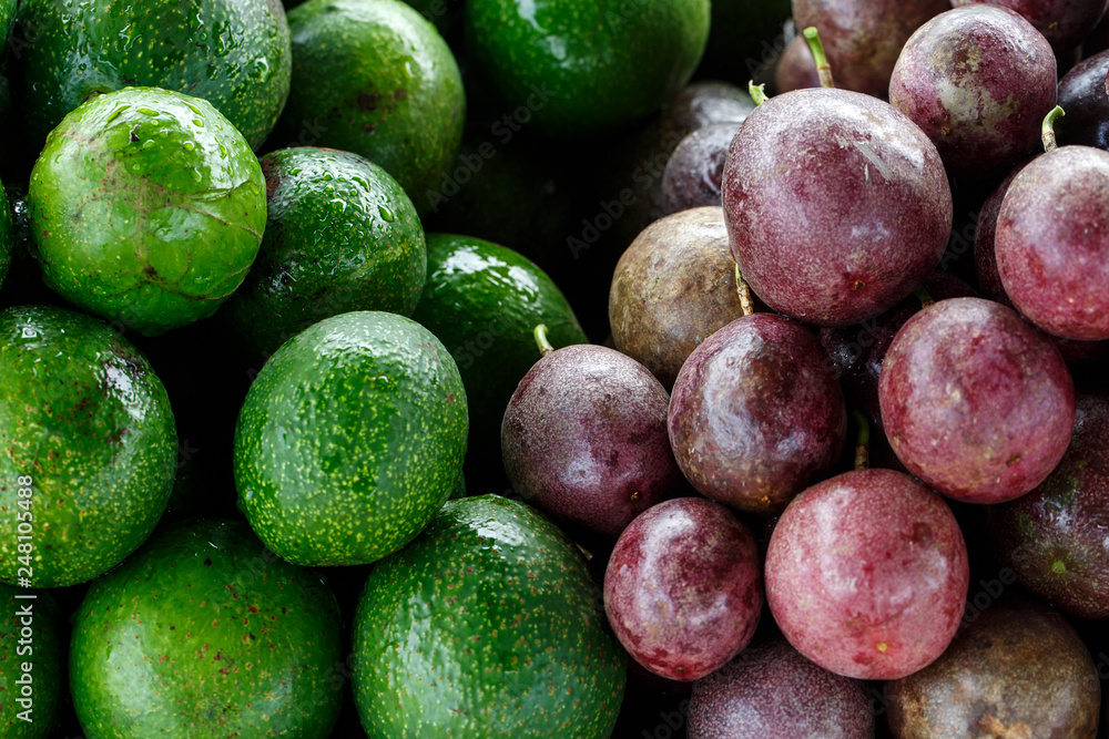 Plakat avocados and passion fruit sell in fruit market