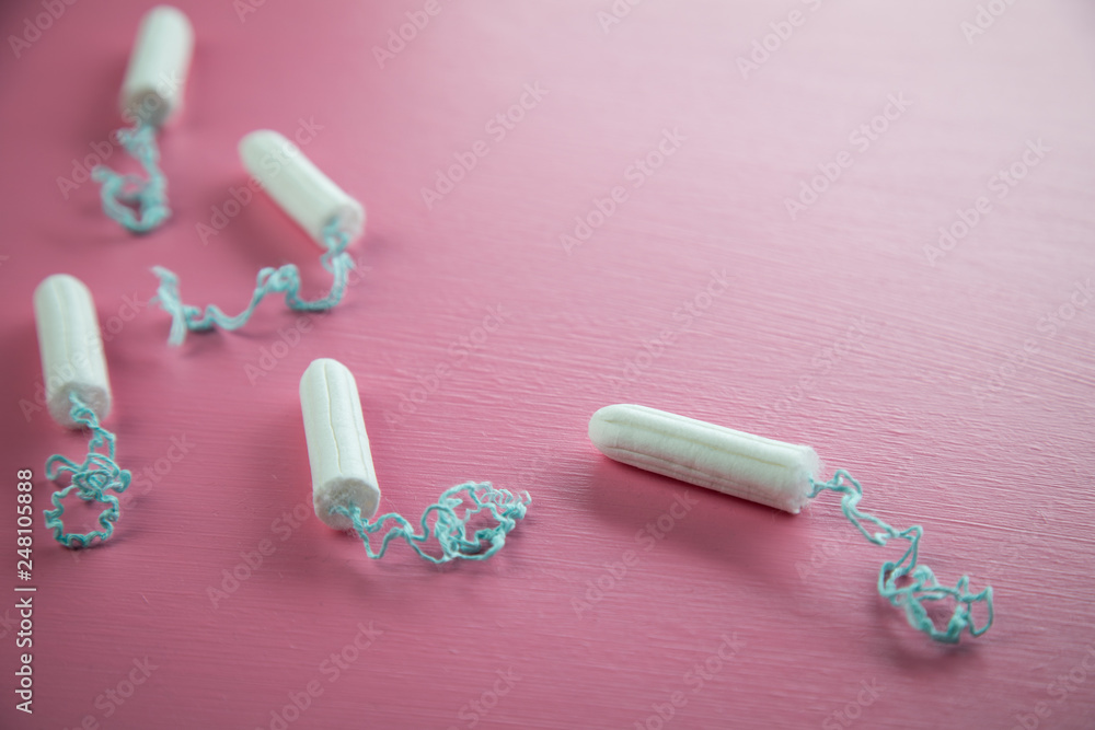 Tampons auf Rosa Hintergrund für weibliche Hygiene bei Menstruation Periode Zyklus Tampons auf Rosa Hintergrund für weibliche Hygiene bei Menstruation Periode Zyklus