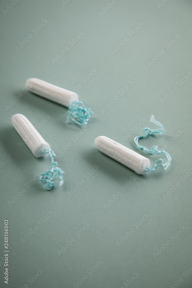 Tampon auf Mint Hintergrund für weibliche Hygiene bei Menstruation Periode Zyklus Tampon auf Mint Hintergrund für weibliche Hygiene bei Menstruation Periode Zyklus