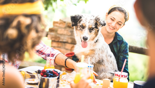 Canvas Print Happy friends having healthy pic nic breakfast at countryside farm house - Young