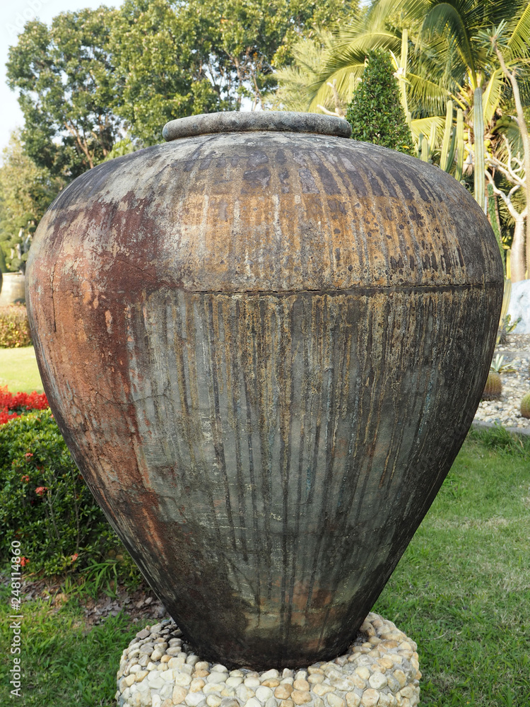 Φωτογραφία Isolated Photo of Large Vintage Clay Pot in the City Park