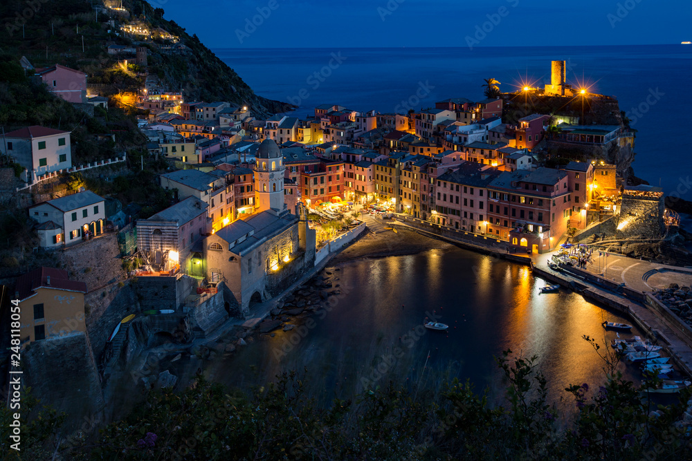 Obraz premium Vernazza, Italy at night