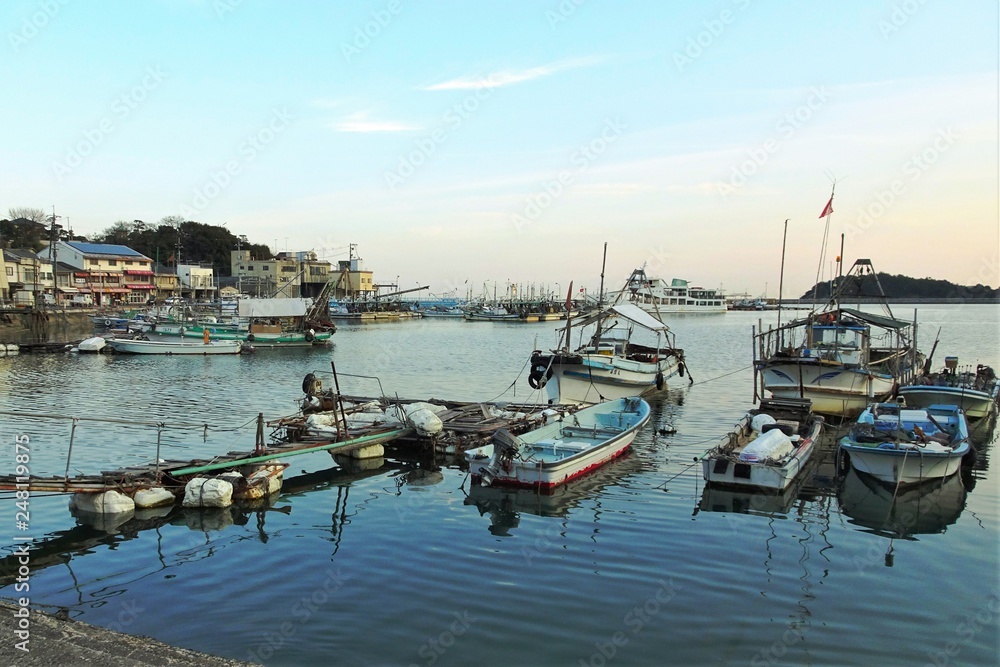 漁船が停泊している鞆の浦(とものうら)の漁港／日本広島県福山市