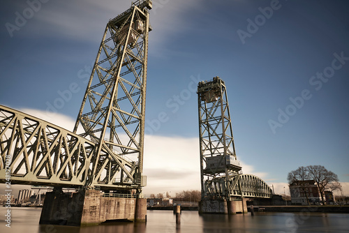 Oude hefbrug in Rotterdam waar vroeger de treinen over reden © sashalexander
