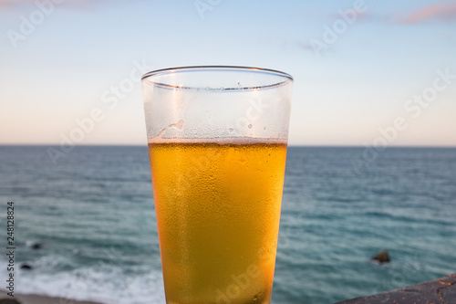 Schönes Bier vor einem Horizont im Meer