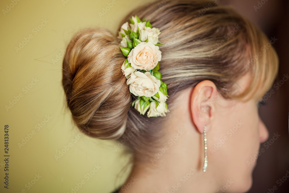 Naklejka premium Female Elegant wedding hairstyle for the wedding, unrecognizable rear view.