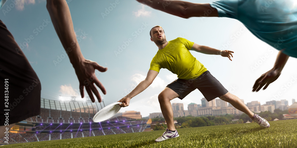 Two team play ultimate frisbee in stadium. One athlete give passes, other  players bocked him. Around sunny day foto de Stock | Adobe Stock