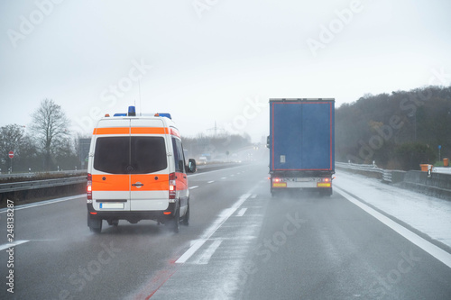 Krankenwagen auf der Autobahn