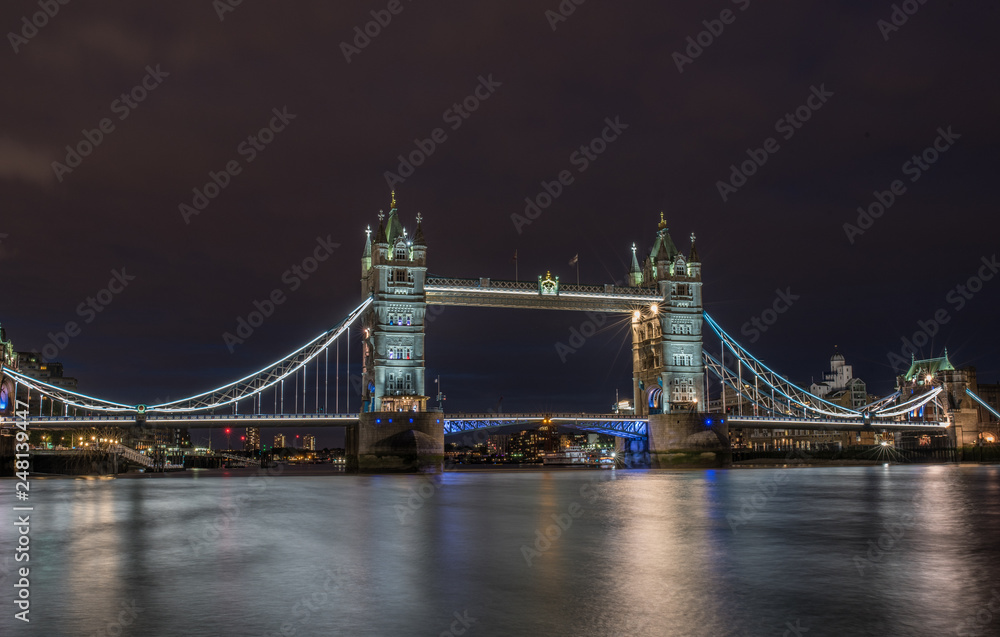 Obraz premium Tower Bridge bei Nacht