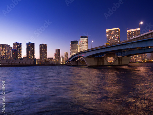東京都 晴海大橋と高層マンション街