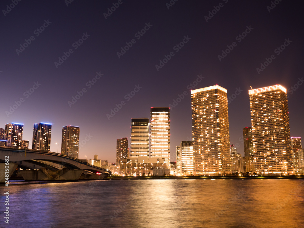 Fototapeta premium 東京都 晴海大橋と高層マンション街