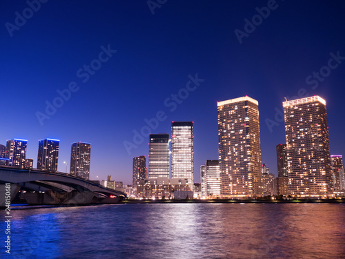 東京都　晴海大橋と高層マンション街 © moonrise