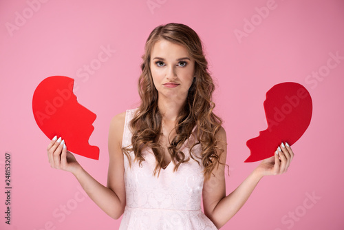 Photos Portrait of sad woman holding broken heart