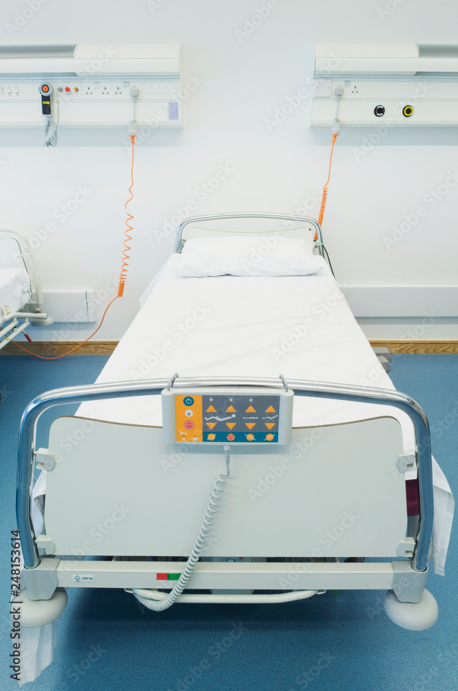 © Mint Images - Empty Hospital Bed © Mint Images - Empty Hospital Bed