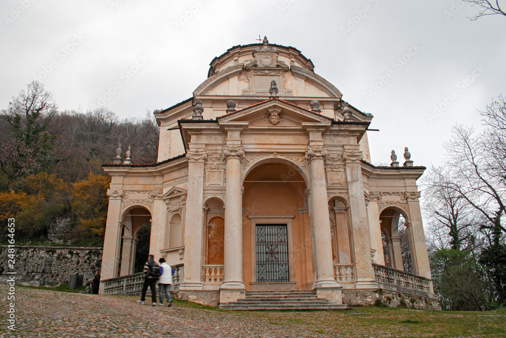 Obraz premium Panoramic view of the ascent of the seventeenth-century fourteen chapels, with the representation of the Via Crucis, of the 