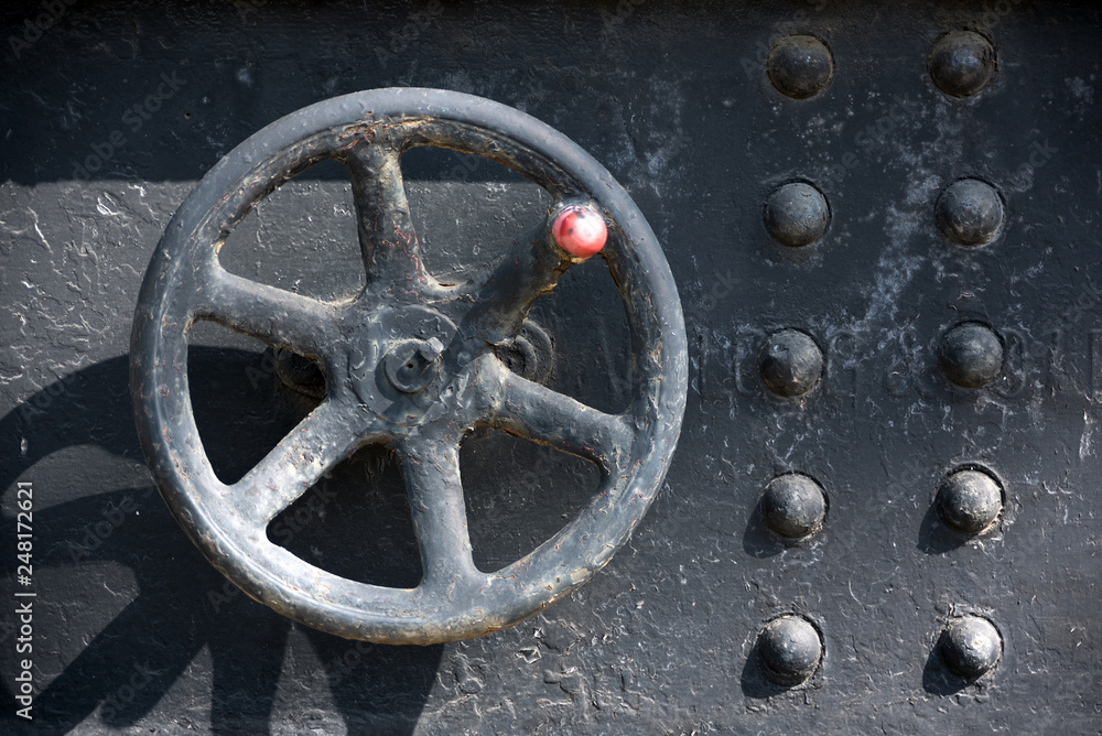 Obraz premium Flywheel with red handle of an old locomotive