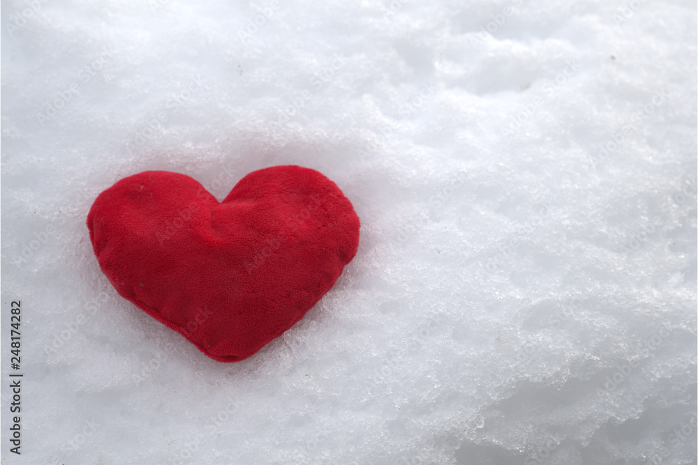 Rotes Herz im Schnee