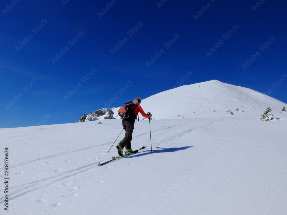 skieur de ski de randonnée en montagne d'ariège des pyrénées dans la neige 