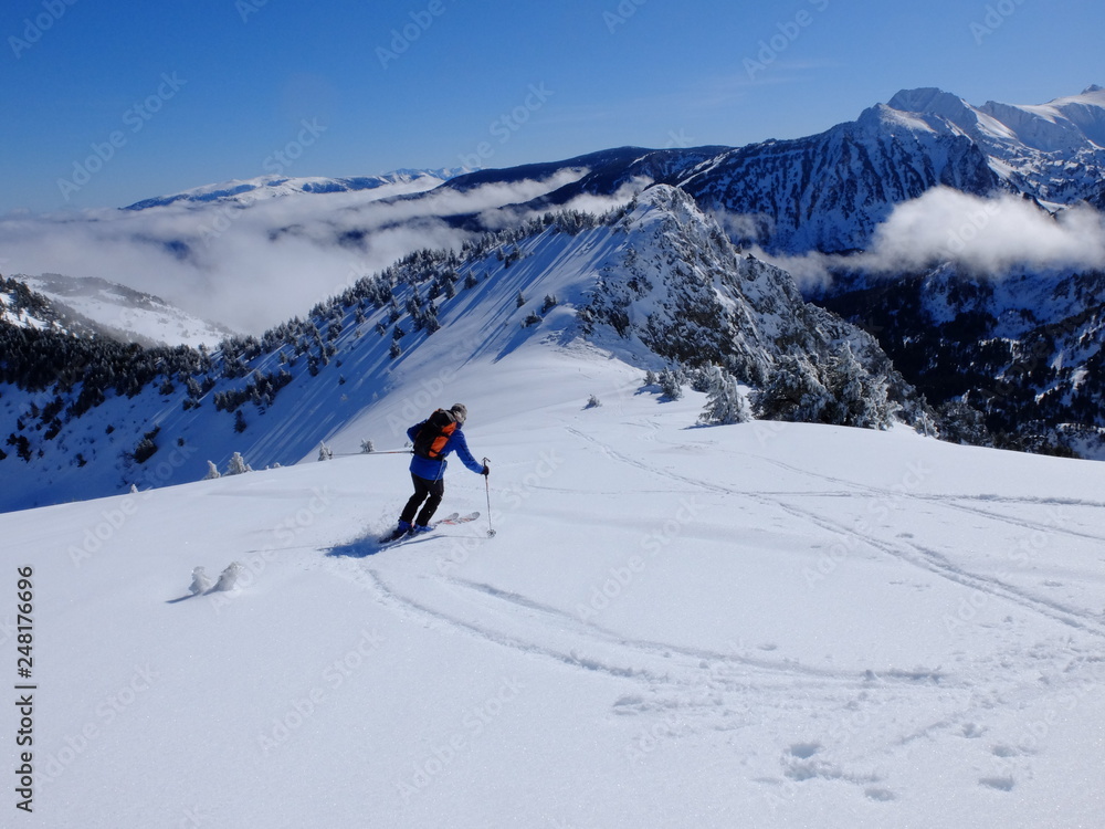 skieur de ski de randonnée en montagne d'ariège des pyrénées dans la neige 