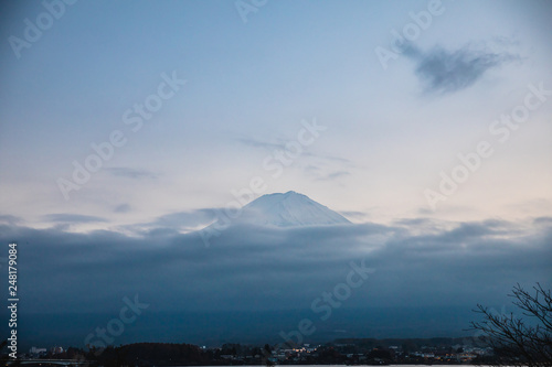 Mountain Fuji with blue sky Fuji Five Lakes, Fujikawaguchiko, Yamanashi, Japanan © kowitstockphoto
